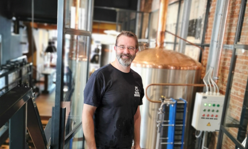 John Brus van Delftse Brouwers in de brouwerij John Brus van Delftse Brouwers in de brouwerij